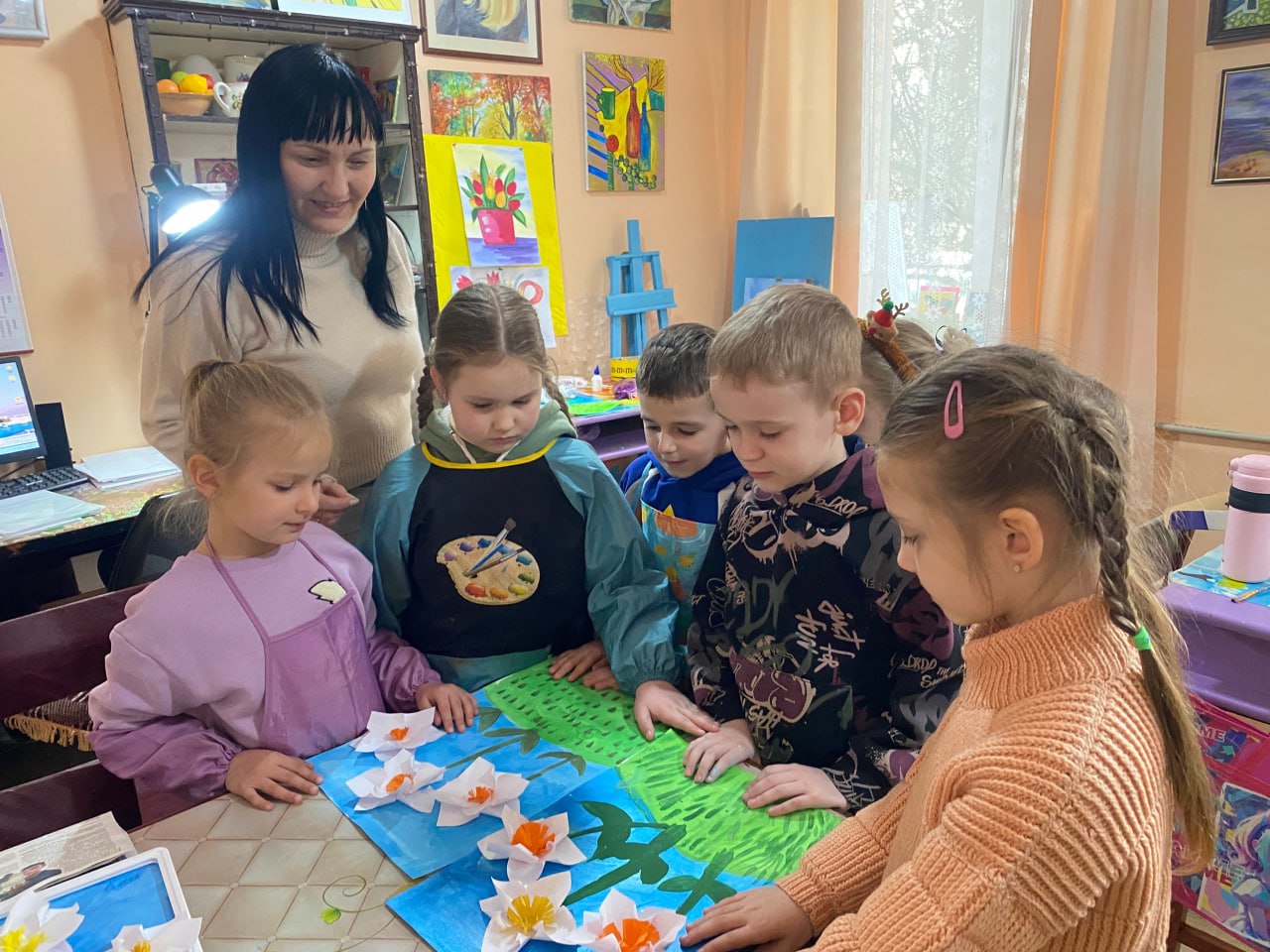 Сегодня в МБУ "Зугрэсский ГДК" у юных художников изостудии "Радуга" прошла игровая программа «Классные девчонки» в честь 8 Марта! Сегодня в МБУ "Зугрэсский ГДК" у юных художников изостудии "Радуга" прошла игровая программа «Классные девчонки» в честь 8 Марта!