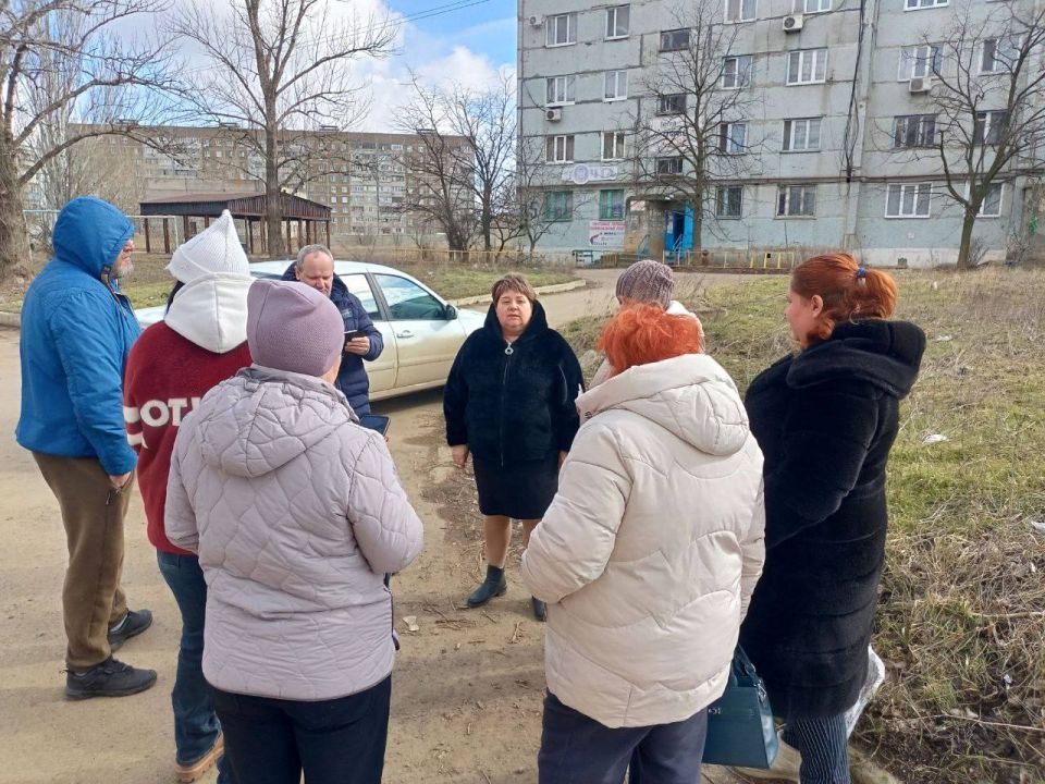 Начальник Зугрэсского территориального отдела Наталья Марушка провела встречу с жителями в городе Зугрэс, по улице 60 лет Октября Начальник Зугрэсского территориального отдела Наталья Марушка провела встречу с жителями в городе Зугрэс, по улице 60 лет Октября