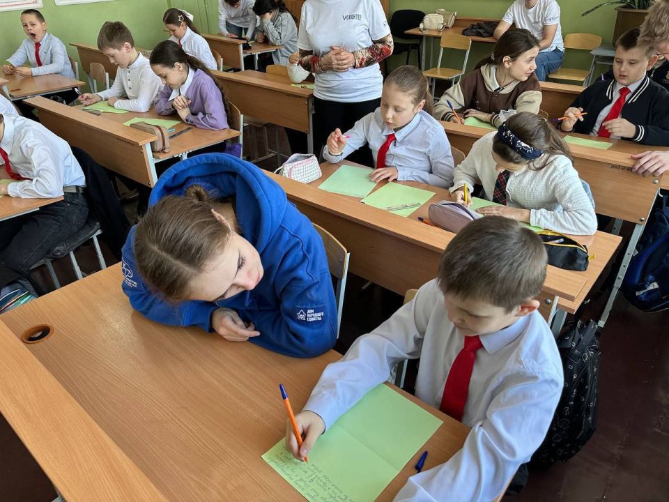 Денис Зубов: Правда или миф?. Для активистов первичного отделения «Движения Первых» ГБОУ «СШ №14 г.о.Иловайск», при содействии администрации, волонтёры Дома народного единства Нижегородской области провели интерактивную... Денис Зубов: Правда или миф?. Для активистов первичного отделения «Движения Первых» ГБОУ «СШ №14 г.о.Иловайск», при содействии администрации, волонтёры Дома народного единства Нижегородской области провели интерактивную...