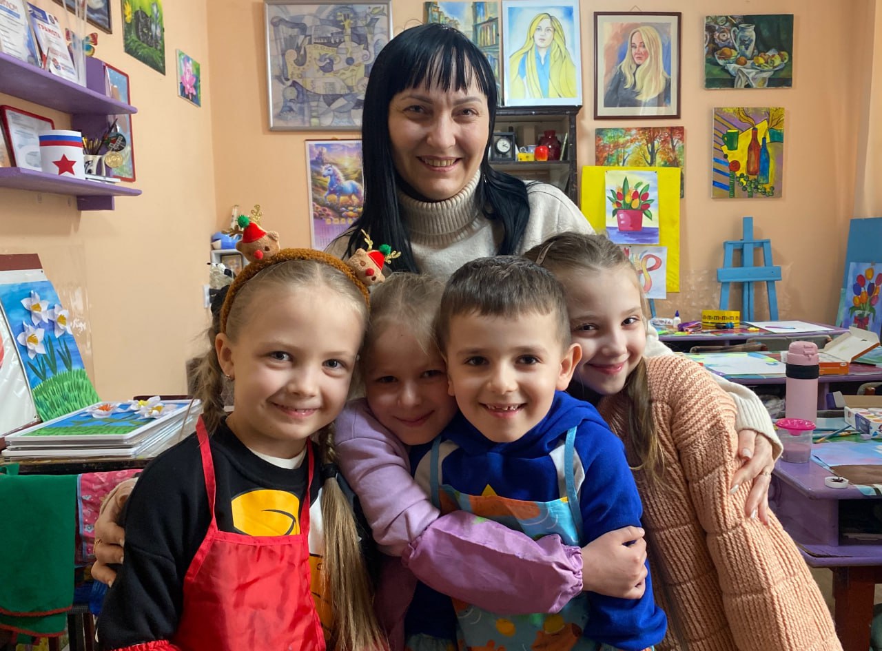 Сегодня в МБУ "Зугрэсский ГДК" у юных художников изостудии "Радуга" прошла игровая программа «Классные девчонки» в честь 8 Марта! Сегодня в МБУ "Зугрэсский ГДК" у юных художников изостудии "Радуга" прошла игровая программа «Классные девчонки» в честь 8 Марта!