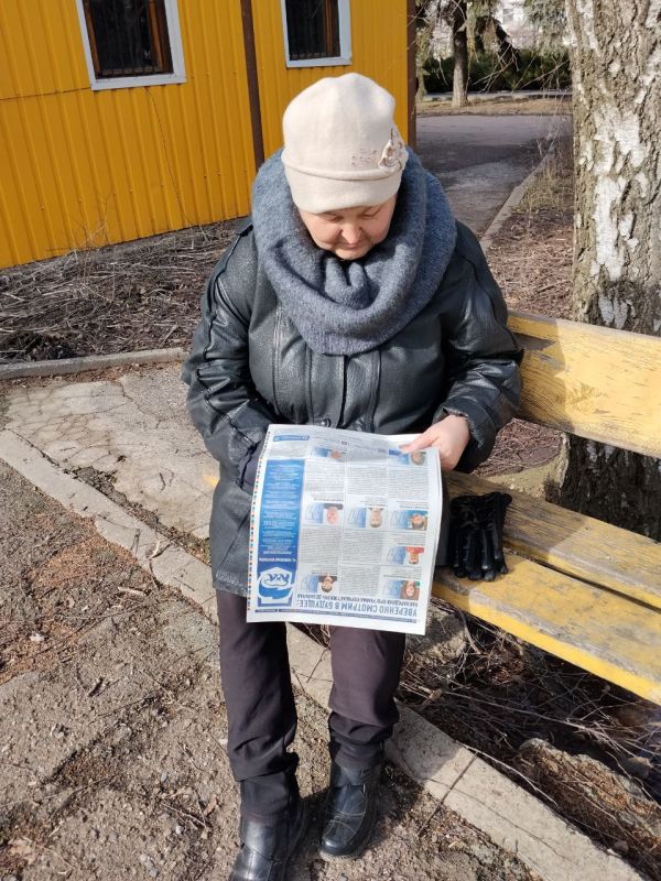 В Светлодарске жителям раздают специальный выпуск газеты «Донецкая Республика» под заголовком «Возрождаем Донбасс вместе» В Светлодарске жителям раздают специальный выпуск газеты «Донецкая Республика» под заголовком «Возрождаем Донбасс вместе»