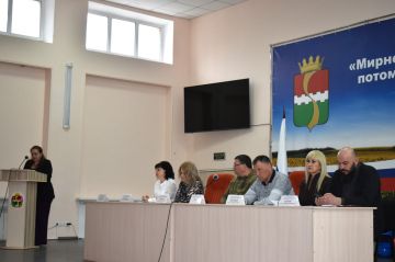 На расширенном аппаратном совещании с начальниками управлений, отделов, секторов администрации округа и руководителями учреждений рассмотрели ряд вопросов, среди которых руководитель отделения социальной защиты населения №...