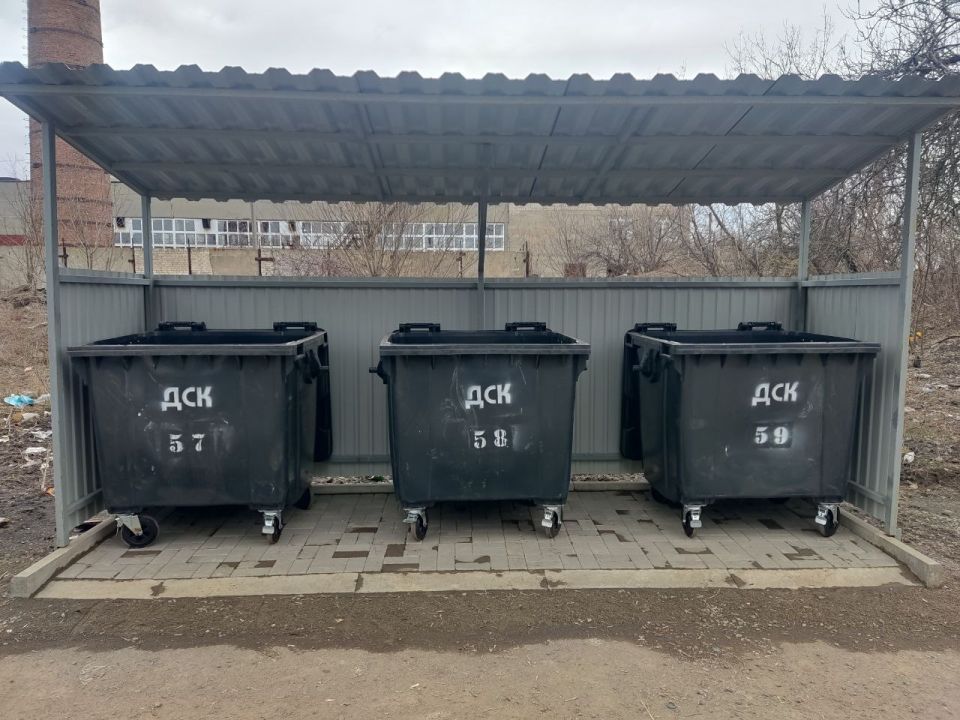 В Ждановке частично оборудовали новые контейнерные площадки для мусора В Ждановке частично оборудовали новые контейнерные площадки для мусора
