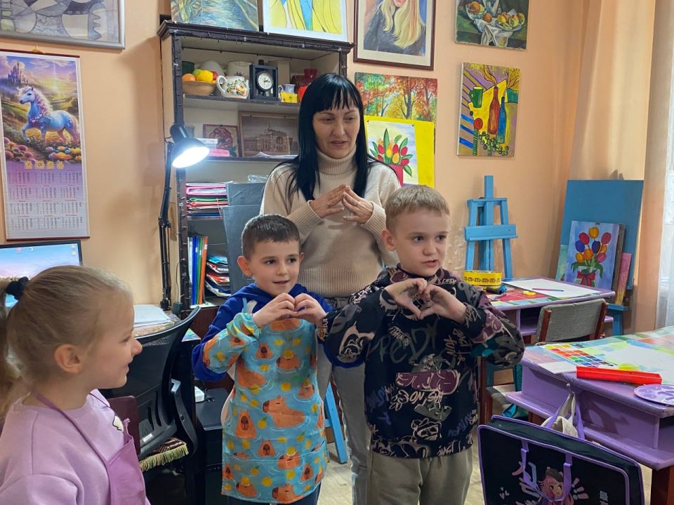 Сегодня в МБУ "Зугрэсский ГДК" у юных художников изостудии "Радуга" прошла игровая программа «Классные девчонки» в честь 8 Марта! Сегодня в МБУ "Зугрэсский ГДК" у юных художников изостудии "Радуга" прошла игровая программа «Классные девчонки» в честь 8 Марта!
