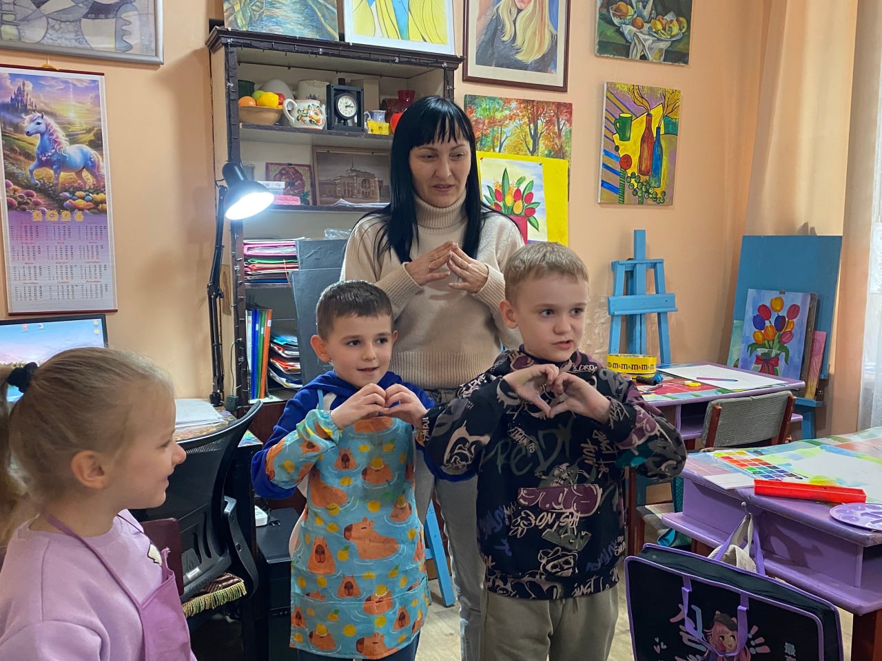 Сегодня в МБУ "Зугрэсский ГДК" у юных художников изостудии "Радуга" прошла игровая программа «Классные девчонки» в честь 8 Марта! Сегодня в МБУ "Зугрэсский ГДК" у юных художников изостудии "Радуга" прошла игровая программа «Классные девчонки» в честь 8 Марта!