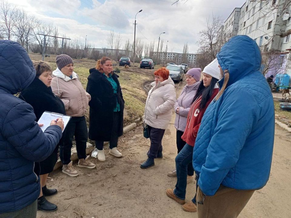 Начальник Зугрэсского территориального отдела Наталья Марушка провела встречу с жителями в городе Зугрэс, по улице 60 лет Октября Начальник Зугрэсского территориального отдела Наталья Марушка провела встречу с жителями в городе Зугрэс, по улице 60 лет Октября