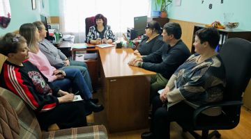 Сегодня управляющий делами администрации городского округа Дебальцево, Рудакова Инна Алексеевна, провела встречу с трудовым коллективом отдела учета и отчетности