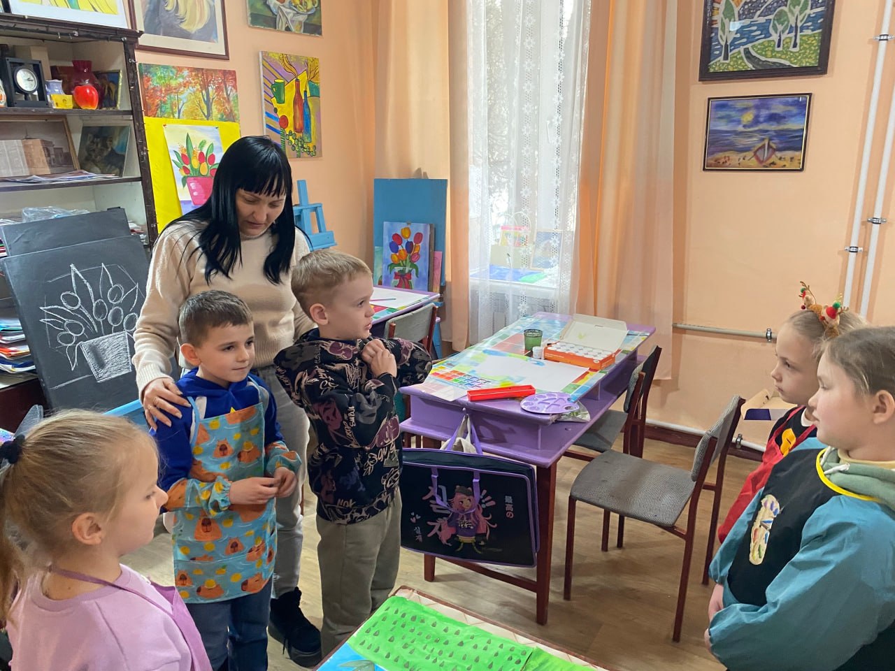 Сегодня в МБУ "Зугрэсский ГДК" у юных художников изостудии "Радуга" прошла игровая программа «Классные девчонки» в честь 8 Марта! Сегодня в МБУ "Зугрэсский ГДК" у юных художников изостудии "Радуга" прошла игровая программа «Классные девчонки» в честь 8 Марта!