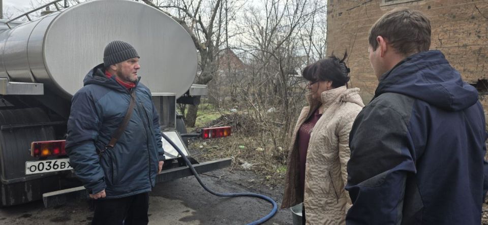 В рамках протокольного поручения Главы Республики Дениса Пушилина депутат Торезского городского совета Масленников Иван Игорьевич проконтролировал адресный подвоз воды по улице Вокзальная В рамках протокольного поручения Главы Республики Дениса Пушилина депутат Торезского городского совета Масленников Иван Игорьевич проконтролировал адресный подвоз воды по улице Вокзальная