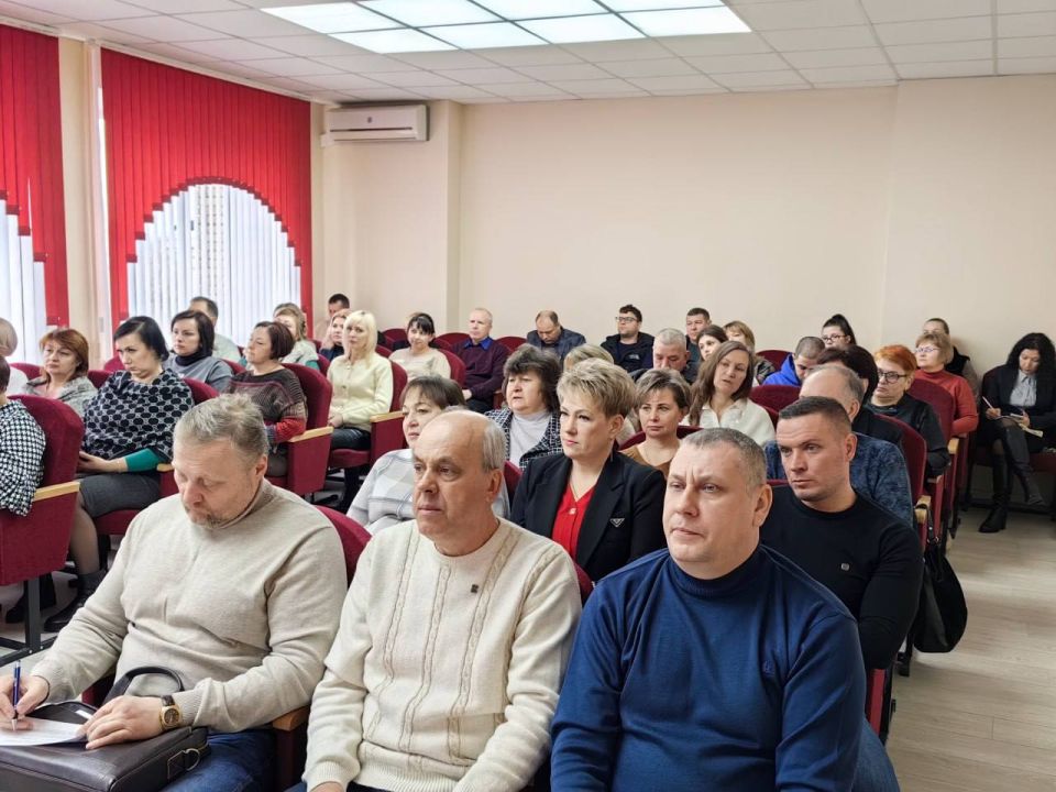 В ходе заседания совета председатель отчиталась о работе Ясиноватского муниципального совета за 2025 год В ходе заседания совета председатель отчиталась о работе Ясиноватского муниципального совета за 2025 год