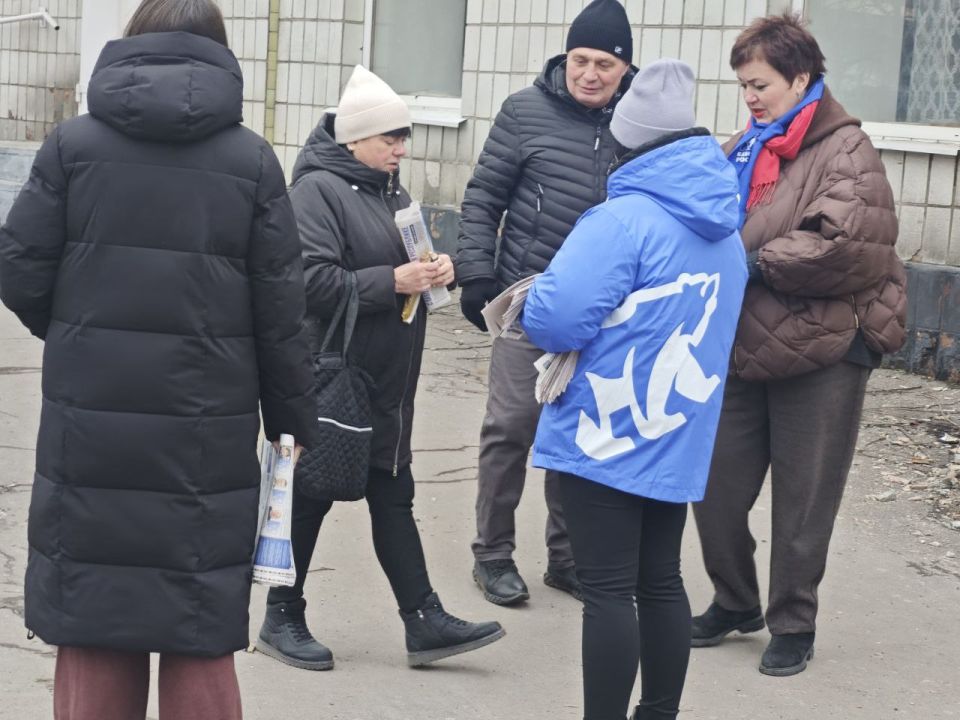 Сегодня, 3 марта в городе Дебальцево проходит раздача специального выпуска информационного бюллетеня Регионального Общественного Движения «Донецкая Республика» под названием «Единая Россия. Возрождаем Донбасс вместе» Сегодня, 3 марта в городе Дебальцево проходит раздача специального выпуска информационного бюллетеня Регионального Общественного Движения «Донецкая Республика» под названием «Единая Россия. Возрождаем Донбасс вместе»
