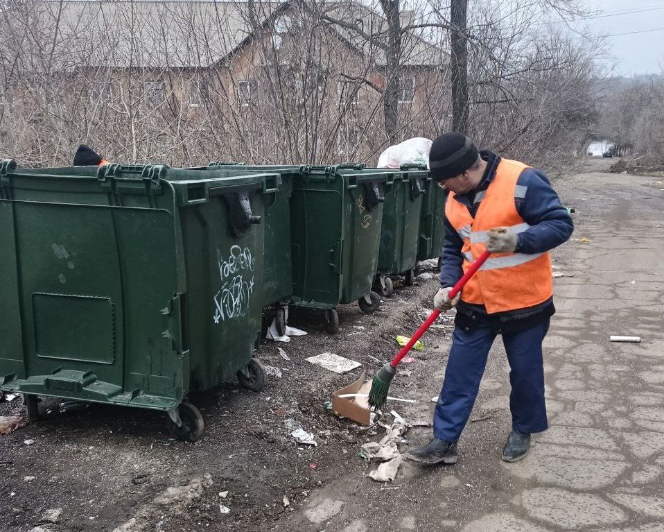 Сегодня, 3 марта, с целью приведения территории в надлежащее санитарное состояние силами МУП АГМ «Коммунальник-15» проведены работы по уборке контейнерной площадки по ул. Физкультурной в районе жилого дома № 31 Сегодня, 3 марта, с целью приведения территории в надлежащее санитарное состояние силами МУП АГМ «Коммунальник-15» проведены работы по уборке контейнерной площадки по ул. Физкультурной в районе жилого дома № 31