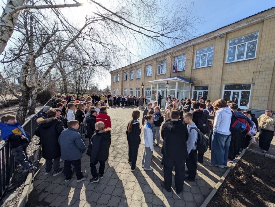 2 марта в ГБОУ "Средняя школа № 4 г.о. Харцызск", в рамках Всероссийского открытого урока культуры безопасности, приуроченного к празднованию Всемирного дня гражданской обороны, проведена тренировка по защите обучающихся и... 2 марта в ГБОУ "Средняя школа № 4 г.о. Харцызск", в рамках Всероссийского открытого урока культуры безопасности, приуроченного к празднованию Всемирного дня гражданской обороны, проведена тренировка по защите обучающихся и...
