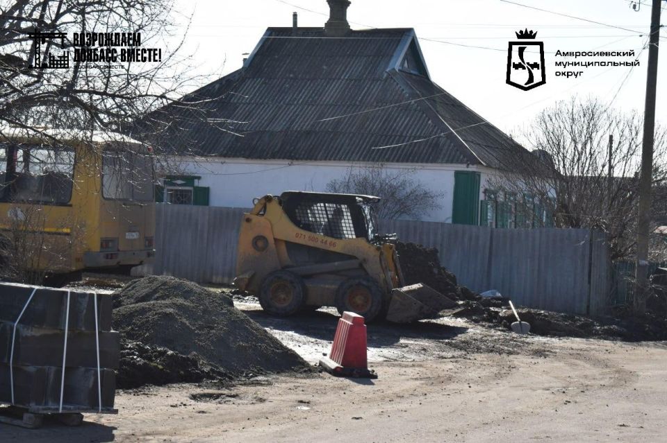 Силами Амурской области началась установка бордюрного камня на улице Ленина в Амвросиевке Силами Амурской области началась установка бордюрного камня на улице Ленина в Амвросиевке