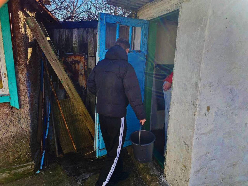 "Никогда не откажем нуждающимся" - под таким девизом активисты Иловайского штаба Молодёжки оказали помощь пожилой женщине нашего округа - Самойловой Валентине "Никогда не откажем нуждающимся" - под таким девизом активисты Иловайского штаба Молодёжки оказали помощь пожилой женщине нашего округа - Самойловой Валентине