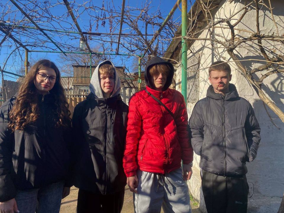 "Никогда не откажем нуждающимся" - под таким девизом активисты Иловайского штаба Молодёжки оказали помощь пожилой женщине нашего округа - Самойловой Валентине "Никогда не откажем нуждающимся" - под таким девизом активисты Иловайского штаба Молодёжки оказали помощь пожилой женщине нашего округа - Самойловой Валентине