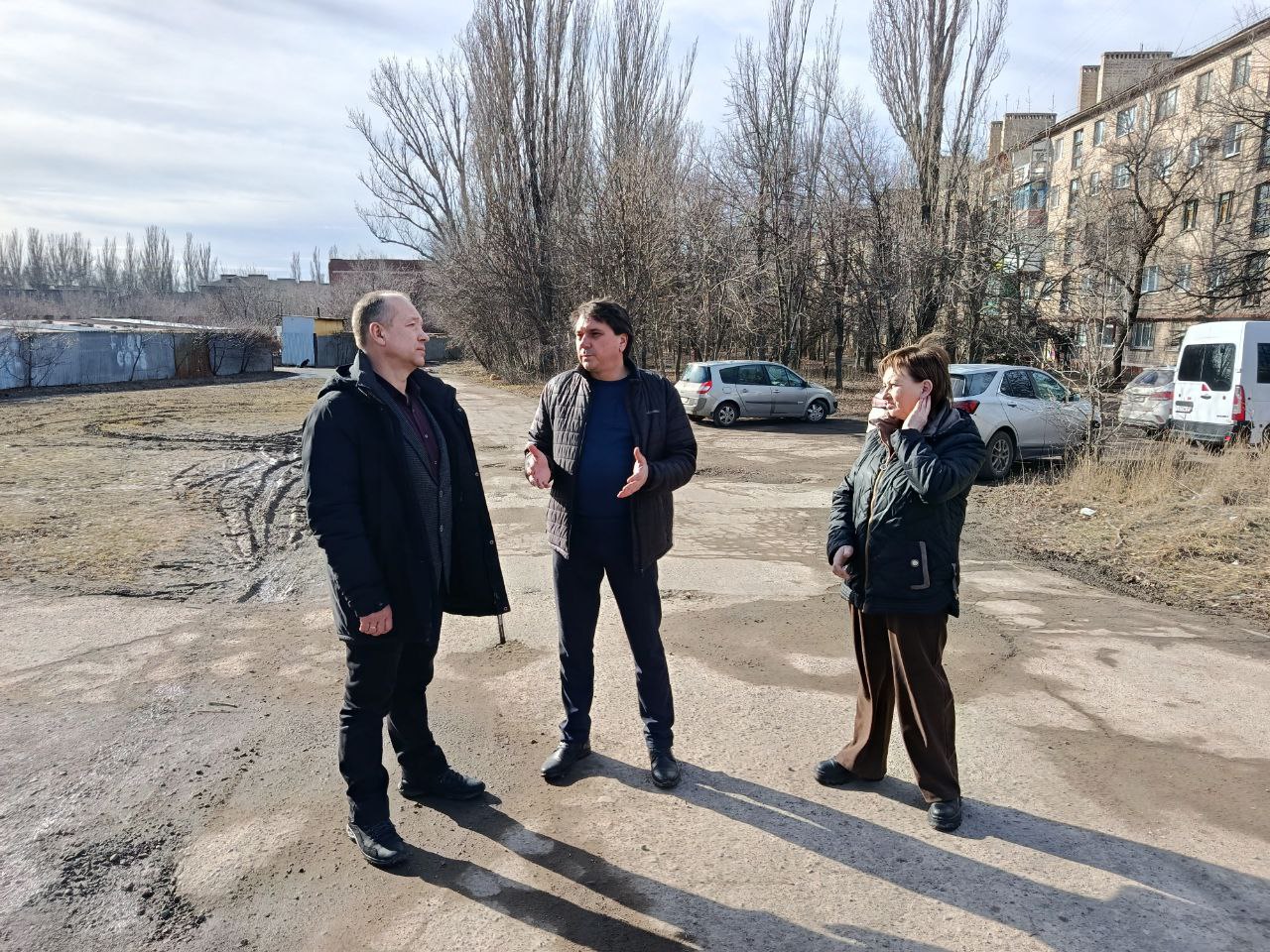 Роман Конев: Депутаты Горловского городского совета от партии «Единая Россия», Светлана Евсеенко и Андрей Костюк, вместе с заместителем главы администрации Горловки Игорем Горбатовым, проверили состояние детских игровых и... Роман Конев: Депутаты Горловского городского совета от партии «Единая Россия», Светлана Евсеенко и Андрей Костюк, вместе с заместителем главы администрации Горловки Игорем Горбатовым, проверили состояние детских игровых и...