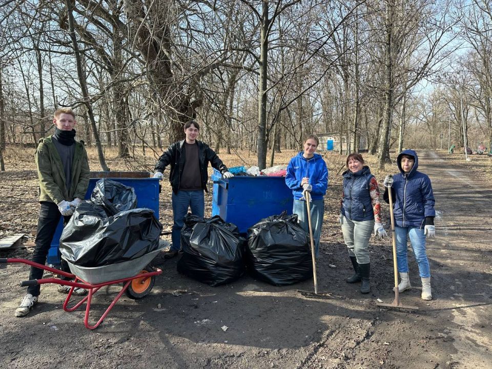 Совместно с администрацией городского парка культуры и отдыха имени А.П. Чехова при поддержке отдела молодежной политики волонтеры Нижегородской области Дома Народного единства провели субботник Совместно с администрацией городского парка культуры и отдыха имени А.П. Чехова при поддержке отдела молодежной политики волонтеры Нижегородской области Дома Народного единства провели субботник