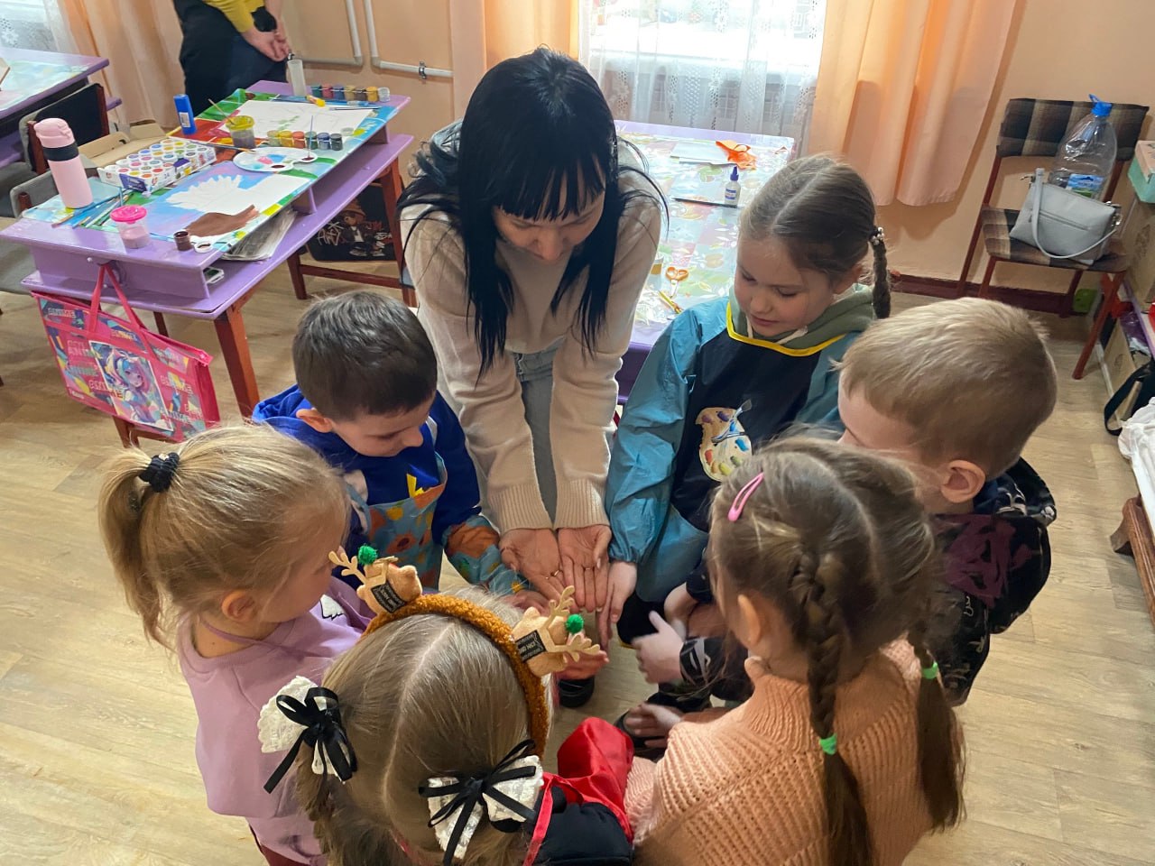 Сегодня в МБУ "Зугрэсский ГДК" у юных художников изостудии "Радуга" прошла игровая программа «Классные девчонки» в честь 8 Марта!