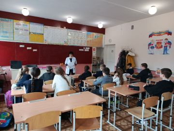 Медсестра кабинета по оказанию медицинской помощи несовершеннолетним Мирненской амбулатории ОПСМ провела беседу с обучающимися 3-6 классов на тему : "Иммунитет и его укрепление "