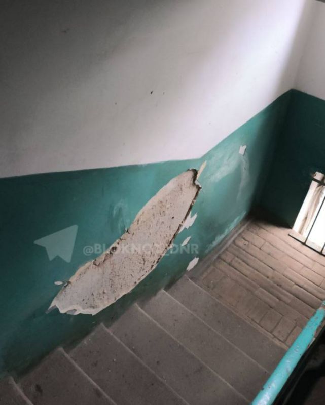 В Донецке крыша многоэтажки 3 года течёт и затапливает квартиры, чиновники молчат В Донецке крыша многоэтажки 3 года течёт и затапливает квартиры, чиновники молчат