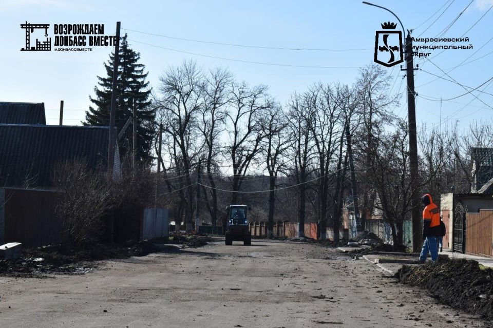 Силами Амурской области началась установка бордюрного камня на улице Ленина в Амвросиевке Силами Амурской области началась установка бордюрного камня на улице Ленина в Амвросиевке