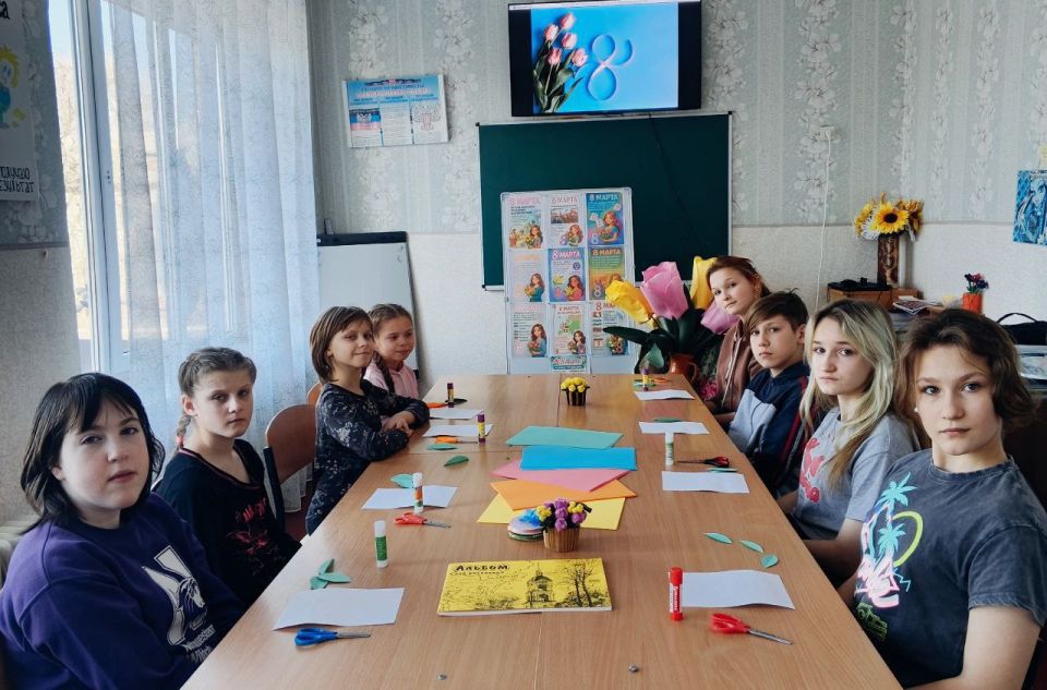 В Горловке дети создали праздничные открытки своими руками В Горловке дети создали праздничные открытки своими руками