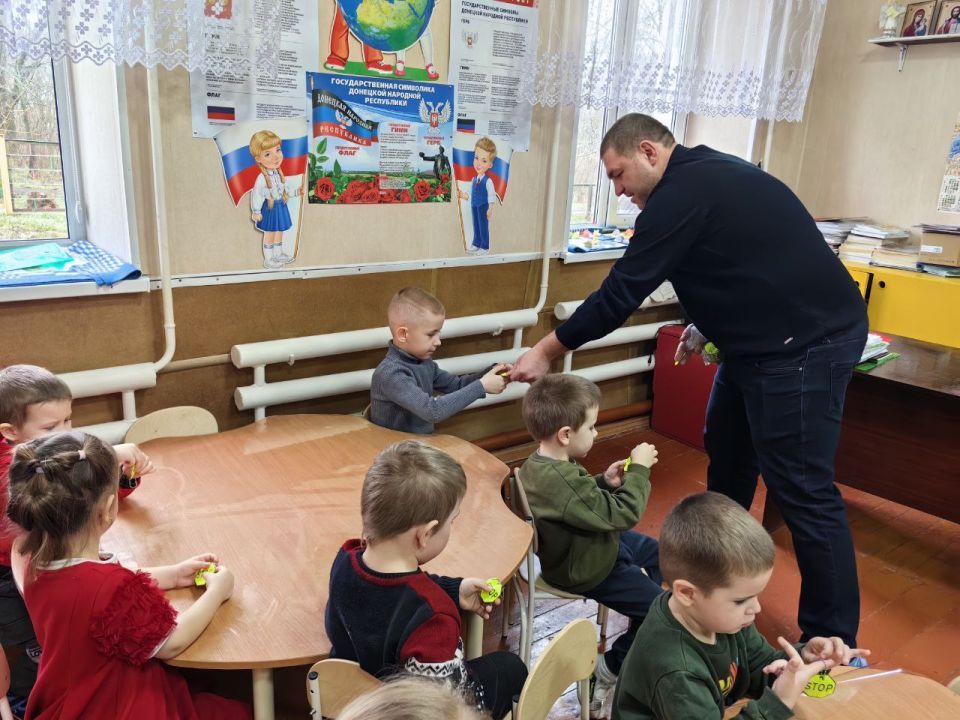 В рамках партийного проекта Единой России «Безопасные дороги» депутаты Тельмановского м.о. Наталья Зубач и Максим Скрипка совместно с инспектором ГИБДД ОМВД России «Тельмановский» лейтенантом полиции Юлией Пташкой провели... В рамках партийного проекта Единой России «Безопасные дороги» депутаты Тельмановского м.о. Наталья Зубач и Максим Скрипка совместно с инспектором ГИБДД ОМВД России «Тельмановский» лейтенантом полиции Юлией Пташкой провели...