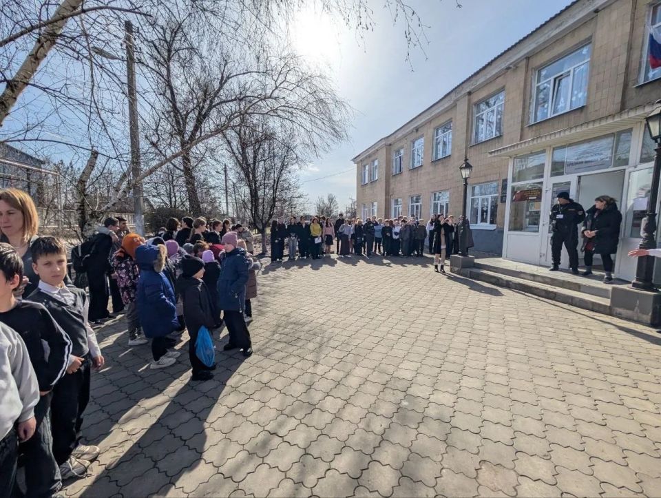 2 марта в ГБОУ "Средняя школа № 4 г.о. Харцызск", в рамках Всероссийского открытого урока культуры безопасности, приуроченного к празднованию Всемирного дня гражданской обороны, проведена тренировка по защите обучающихся и... 2 марта в ГБОУ "Средняя школа № 4 г.о. Харцызск", в рамках Всероссийского открытого урока культуры безопасности, приуроченного к празднованию Всемирного дня гражданской обороны, проведена тренировка по защите обучающихся и...