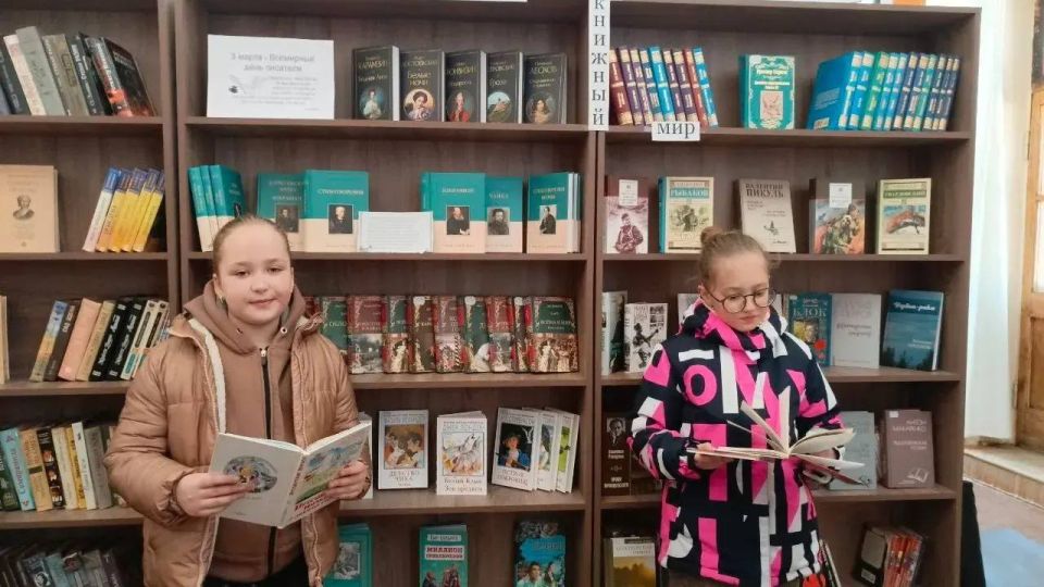 В Зугрэсской библиотеке-филиале №3 оформлена выставка «Как прекрасен книжный мир», приуроченная ко Дню писателя В Зугрэсской библиотеке-филиале №3 оформлена выставка «Как прекрасен книжный мир», приуроченная ко Дню писателя