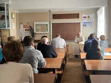 Сегодня, 3 марта 2026 года первый заместитель главы администрации городского округа Дебальцево Максим Вельма провел встречу с трудовым коллективом «Дебальцевского колледжа транспортной инфраструктуры» филиала федерального...