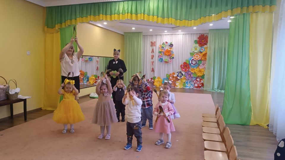 В преддверии самого первого, доброго весеннего праздника, в дошкольном подразделении ГБОУ "Светлодарский УВК г. о. Дебальцево" состоялся утренник в первой младшей группе, посвящённый Международному женскому дню 8 Марта В преддверии самого первого, доброго весеннего праздника, в дошкольном подразделении ГБОУ "Светлодарский УВК г. о. Дебальцево" состоялся утренник в первой младшей группе, посвящённый Международному женскому дню 8 Марта