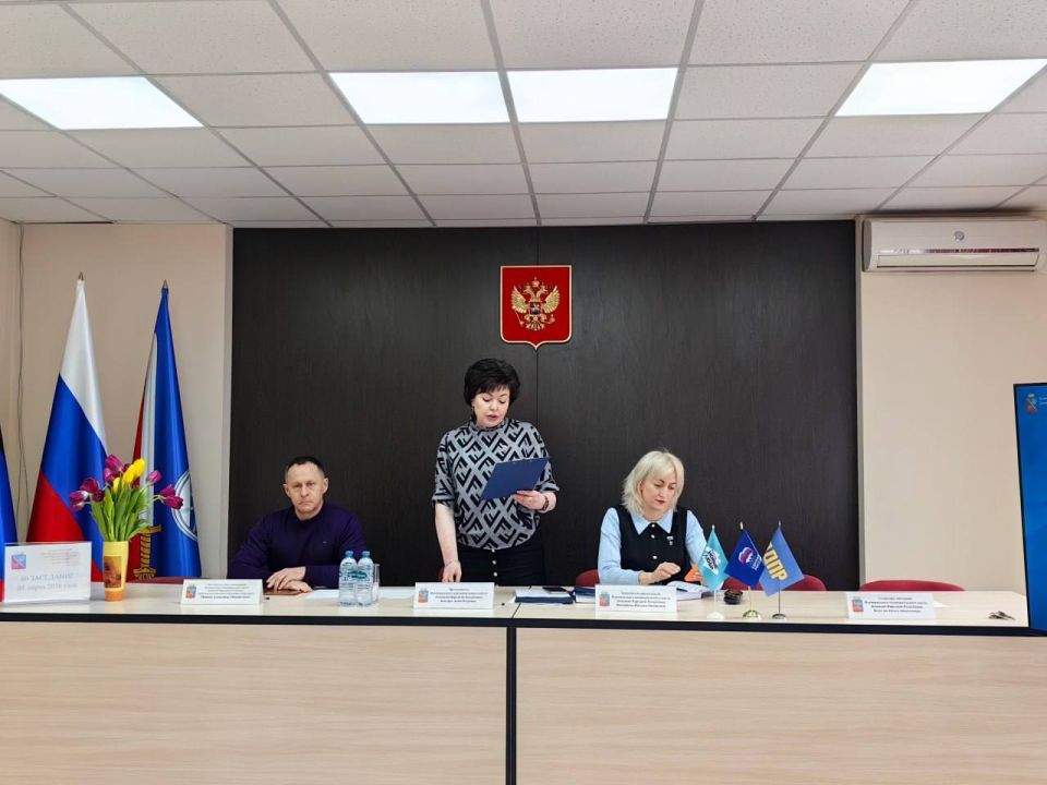 В ходе заседания совета председатель отчиталась о работе Ясиноватского муниципального совета за 2025 год В ходе заседания совета председатель отчиталась о работе Ясиноватского муниципального совета за 2025 год