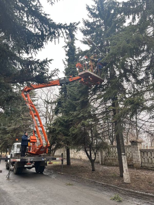 На территории городского округа Торез продолжаются работы по замене аварийных опор линий наружного освещения и переподключения проводов На территории городского округа Торез продолжаются работы по замене аварийных опор линий наружного освещения и переподключения проводов