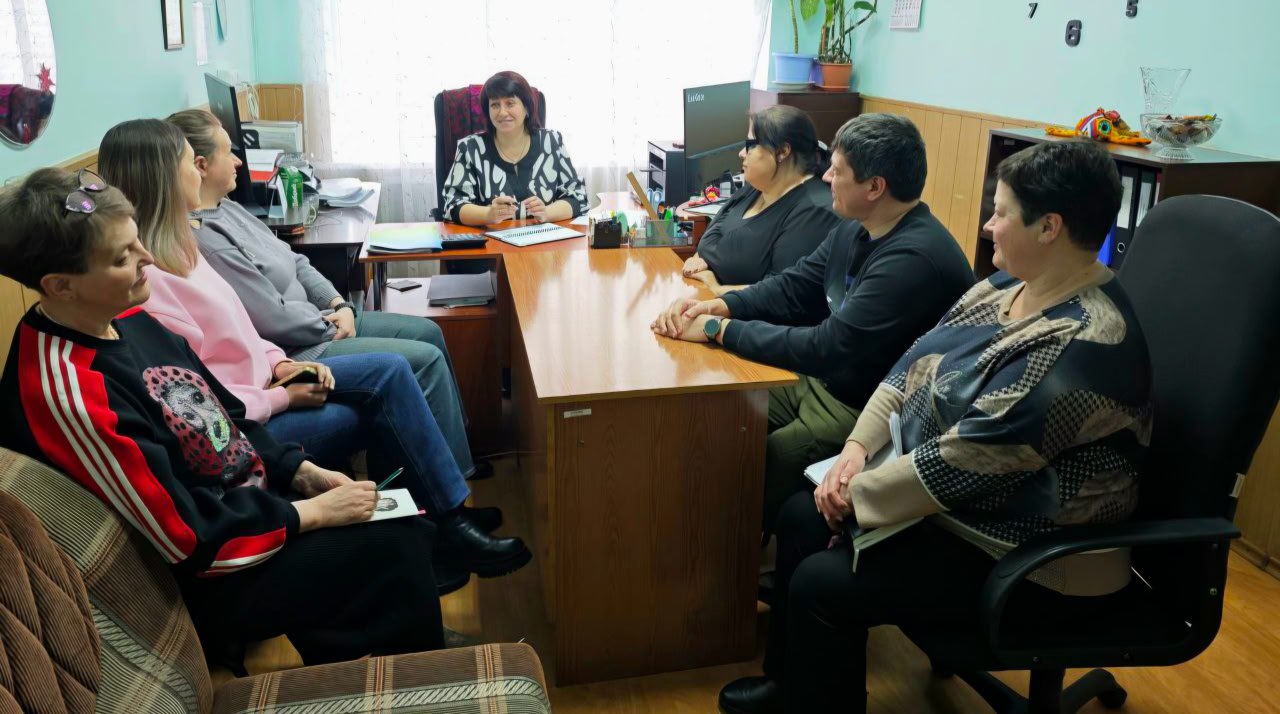 Сегодня управляющий делами администрации городского округа Дебальцево, Рудакова Инна Алексеевна, провела встречу с трудовым коллективом отдела учета и отчетности