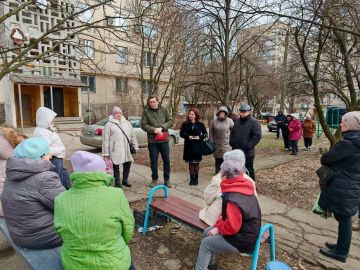Михаил Меренков: Сегодня заместитель руководителя Управы Буденновского внутригородского района Олег Ефремов совместно с депутатом Донецкого городского совета Татьяной Жуковой, в процессе развития проекта «Управдом ДНР» (