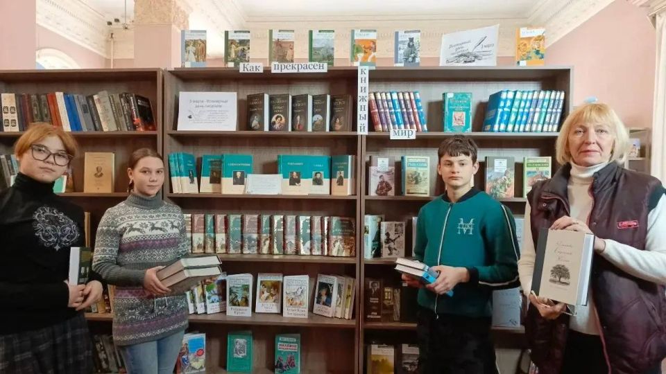 В Зугрэсской библиотеке-филиале №3 оформлена выставка «Как прекрасен книжный мир», приуроченная ко Дню писателя В Зугрэсской библиотеке-филиале №3 оформлена выставка «Как прекрасен книжный мир», приуроченная ко Дню писателя