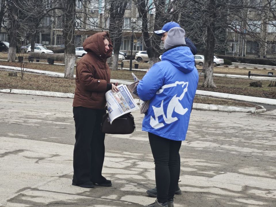 Сегодня, 3 марта в городе Дебальцево проходит раздача специального выпуска информационного бюллетеня Регионального Общественного Движения «Донецкая Республика» под названием «Единая Россия. Возрождаем Донбасс вместе» Сегодня, 3 марта в городе Дебальцево проходит раздача специального выпуска информационного бюллетеня Регионального Общественного Движения «Донецкая Республика» под названием «Единая Россия. Возрождаем Донбасс вместе»