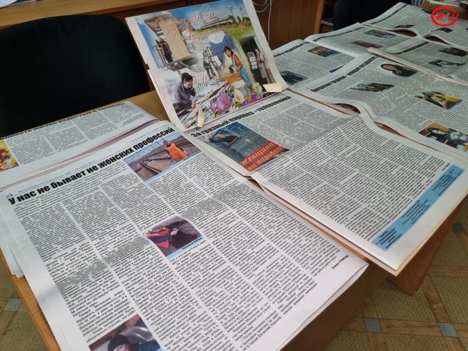 «Девушки, на паровоз!». К Международному женскому дню в Дорожной научно-технической библиотеке и ее филиалах на ст. Волноваха и ст. Дебальцево проходят книжные и фотовыставки, посвящённые труду женщин на железной дороги – от... «Девушки, на паровоз!». К Международному женскому дню в Дорожной научно-технической библиотеке и ее филиалах на ст. Волноваха и ст. Дебальцево проходят книжные и фотовыставки, посвящённые труду женщин на железной дороги – от...
