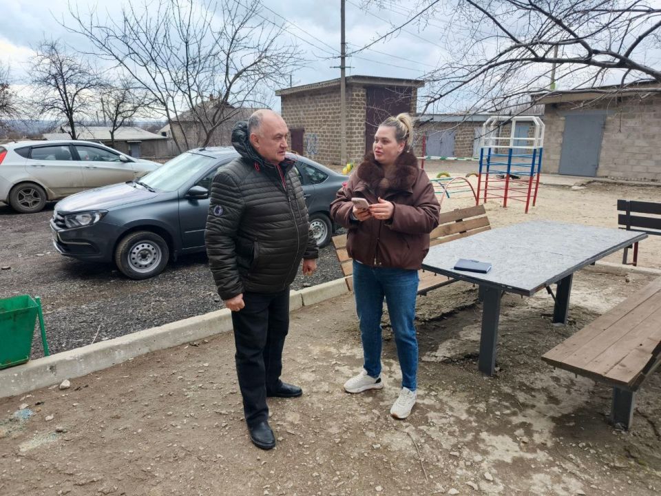 Встреча с населением. 3 марта 2026 года председатель Енакиевского городского совета Донецкой Народной Республики, фракции Единая Россия Александр Кохан провел встречу с населением по адресу: г. Юнокоммунаровск, ул.... Встреча с населением. 3 марта 2026 года председатель Енакиевского городского совета Донецкой Народной Республики, фракции Единая Россия Александр Кохан провел встречу с населением по адресу: г. Юнокоммунаровск, ул....