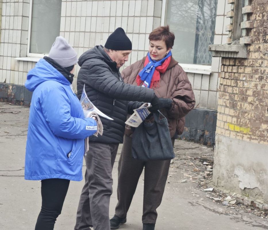 Сегодня, 3 марта в городе Дебальцево проходит раздача специального выпуска информационного бюллетеня Регионального Общественного Движения «Донецкая Республика» под названием «Единая Россия. Возрождаем Донбасс вместе» Сегодня, 3 марта в городе Дебальцево проходит раздача специального выпуска информационного бюллетеня Регионального Общественного Движения «Донецкая Республика» под названием «Единая Россия. Возрождаем Донбасс вместе»