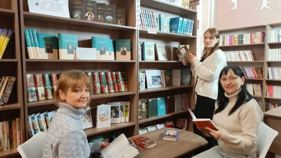 В Зугрэсской библиотеке-филиале №3 оформлена выставка «Как прекрасен книжный мир», приуроченная ко Дню писателя В Зугрэсской библиотеке-филиале №3 оформлена выставка «Как прекрасен книжный мир», приуроченная ко Дню писателя
