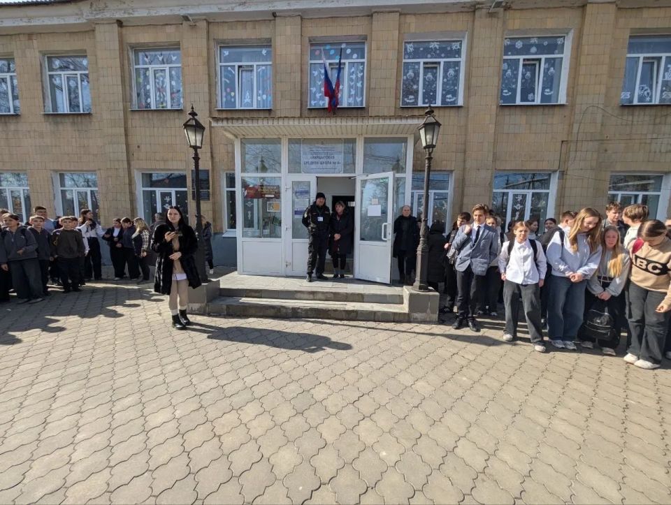 2 марта в ГБОУ "Средняя школа № 4 г.о. Харцызск", в рамках Всероссийского открытого урока культуры безопасности, приуроченного к празднованию Всемирного дня гражданской обороны, проведена тренировка по защите обучающихся и... 2 марта в ГБОУ "Средняя школа № 4 г.о. Харцызск", в рамках Всероссийского открытого урока культуры безопасности, приуроченного к празднованию Всемирного дня гражданской обороны, проведена тренировка по защите обучающихся и...