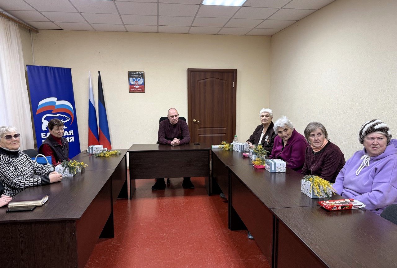 Сегодня, 3 марта, в преддверии Международного женского дня, в рамках партийного проекта Единой России «Старшее поколение» руководитель Управы Советского внутригородского района Сергей Савельев и его заместитель Надежда... Сегодня, 3 марта, в преддверии Международного женского дня, в рамках партийного проекта Единой России «Старшее поколение» руководитель Управы Советского внутригородского района Сергей Савельев и его заместитель Надежда...