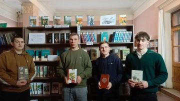 В Зугрэсской библиотеке-филиале №3 оформлена выставка «Как прекрасен книжный мир», приуроченная ко Дню писателя