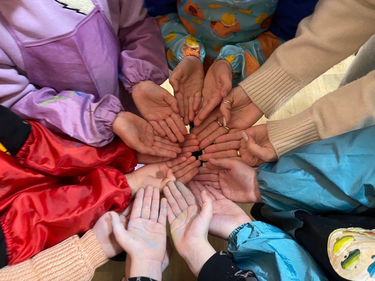 Сегодня в МБУ "Зугрэсский ГДК" у юных художников изостудии "Радуга" прошла игровая программа «Классные девчонки» в честь 8 Марта! Сегодня в МБУ "Зугрэсский ГДК" у юных художников изостудии "Радуга" прошла игровая программа «Классные девчонки» в честь 8 Марта!