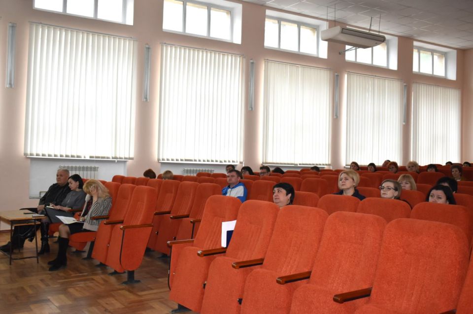 На расширенном аппаратном совещании с начальниками управлений, отделов, секторов администрации округа и руководителями учреждений рассмотрели ряд вопросов, среди которых руководитель отделения социальной защиты населения №... На расширенном аппаратном совещании с начальниками управлений, отделов, секторов администрации округа и руководителями учреждений рассмотрели ряд вопросов, среди которых руководитель отделения социальной защиты населения №...