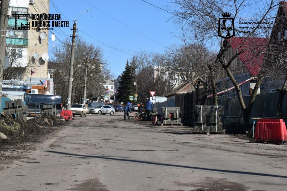 Силами Амурской области началась установка бордюрного камня на улице Ленина в Амвросиевке Силами Амурской области началась установка бордюрного камня на улице Ленина в Амвросиевке
