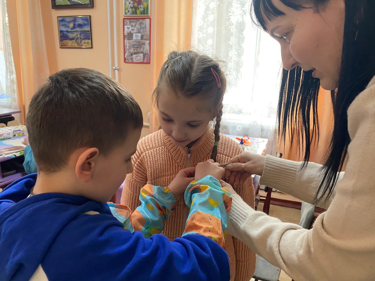 Сегодня в МБУ "Зугрэсский ГДК" у юных художников изостудии "Радуга" прошла игровая программа «Классные девчонки» в честь 8 Марта! Сегодня в МБУ "Зугрэсский ГДК" у юных художников изостудии "Радуга" прошла игровая программа «Классные девчонки» в честь 8 Марта!