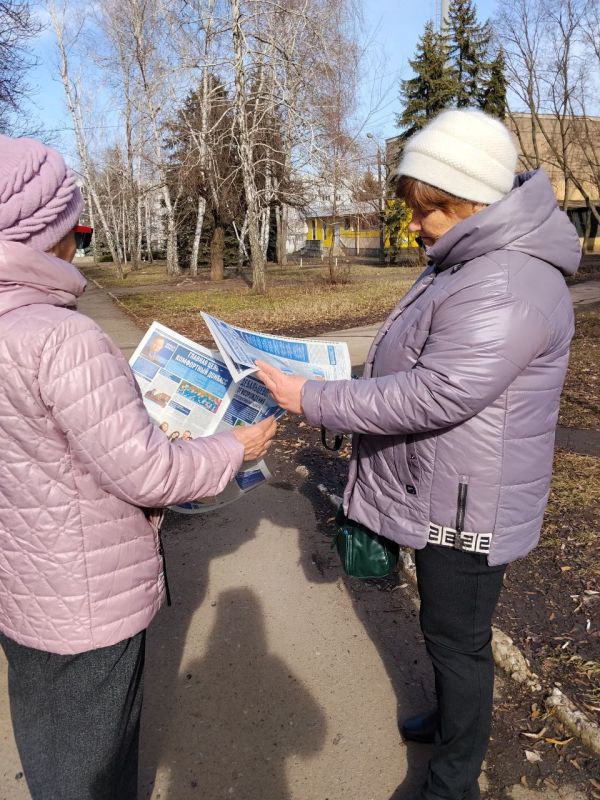В Светлодарске жителям раздают специальный выпуск газеты «Донецкая Республика» под заголовком «Возрождаем Донбасс вместе» В Светлодарске жителям раздают специальный выпуск газеты «Донецкая Республика» под заголовком «Возрождаем Донбасс вместе»
